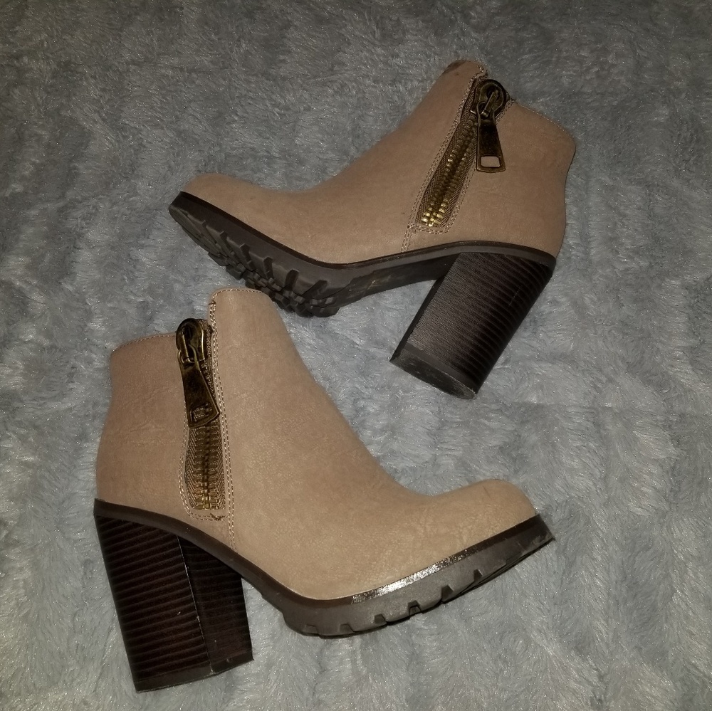NWOB Chunky Taupe Booties